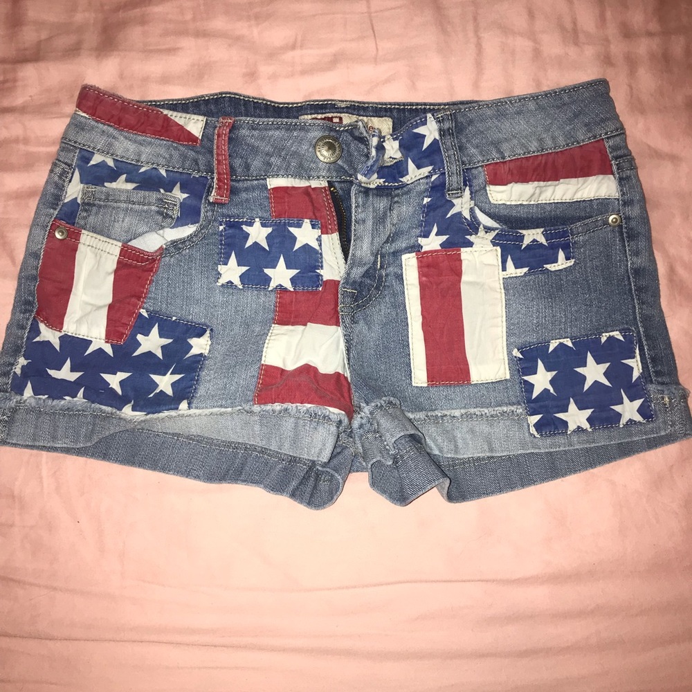 Patriotic L.e.i Ashley lowrise short. 9 Regular